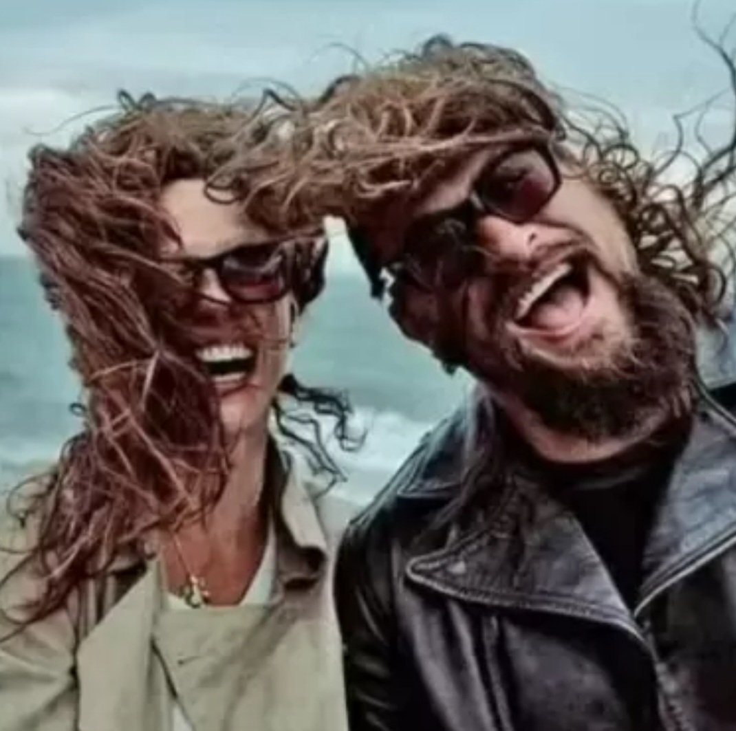 Jason Momoa e Adria Arjona trabalharam juntos no filme "Justiça em Família", em 2021. Em maio de 2024, durante participação no Basingstoke Comic Con, ele disse que em breve revelaria sua namorada. E assim fez.
