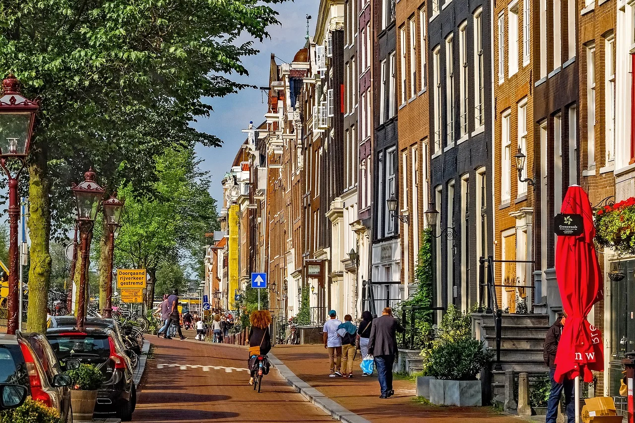 A política de tolerância para a cannabis na Holanda existe desde 1976. Já há um debate em curso sobre a legalização e regulamentação completa da cannabis no país. Conheça lugares onde o uso da cannabis é permitido seguindo normas da lei. 