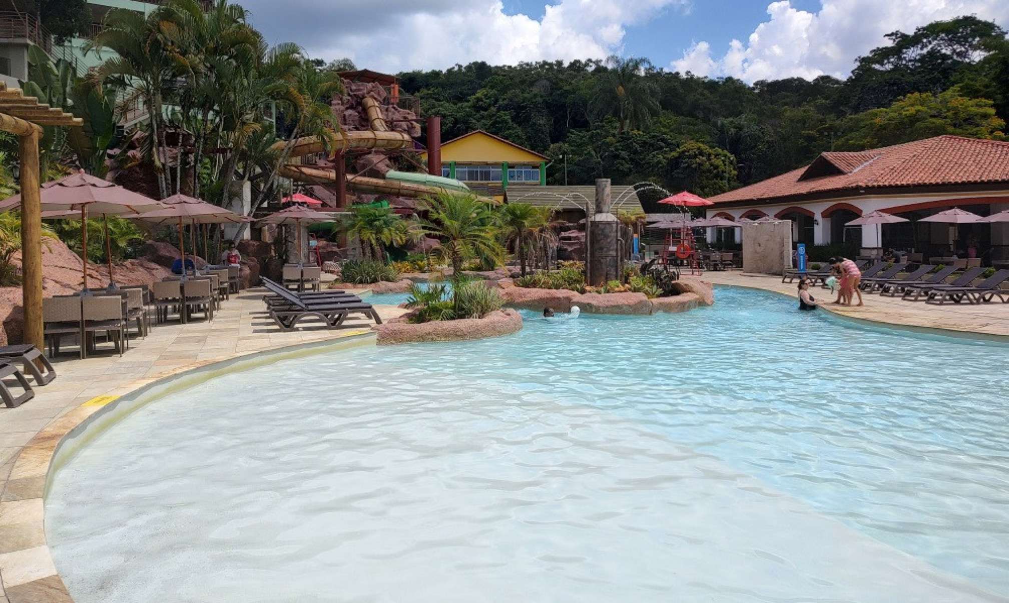 Na área aberta, há piscinas mais rasas ou fundas que agradam os pequetitos e os mais grandinhos. Toboáguas são uma pitada de adrenalina