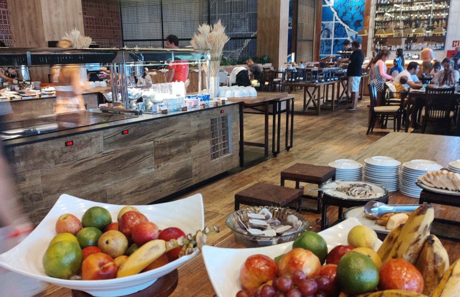 No belo espaço do restaurante, o buffet é um capítulo à parte. No café da manhã, almoço ou jantar, incluídos na diária, tem para todo gosto