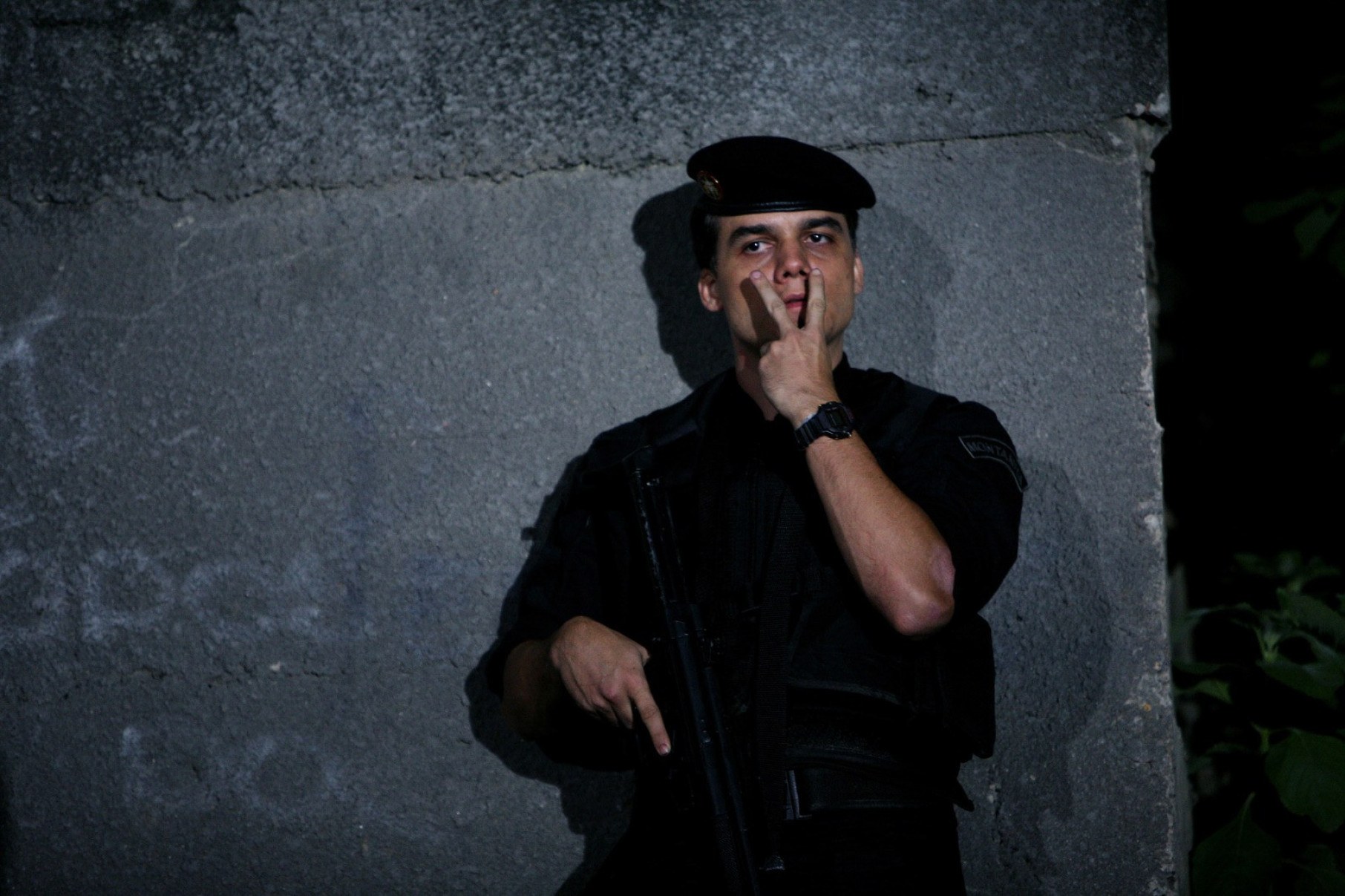 Em "Tropa de elite" (2007), de José Padilha, Wagner Moura vive o Capitão Nascimento, um policial do Bope.  O sucesso do filme fez com que expressões como "pede pra sair", ditas pelo Capitão, fossem incorporadas ao vocabulário do dia a dia