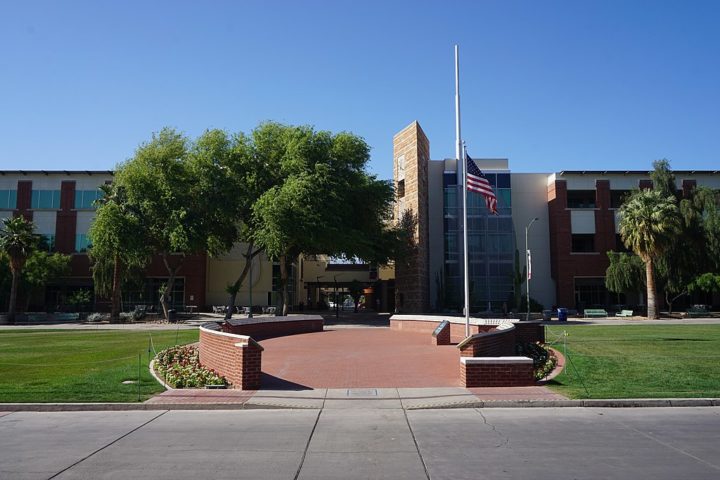 A cidade tambÃ©m Ã© o lar da Universidade do Arizona (UArizona), a maior universidade do estado, fundada em 1885.