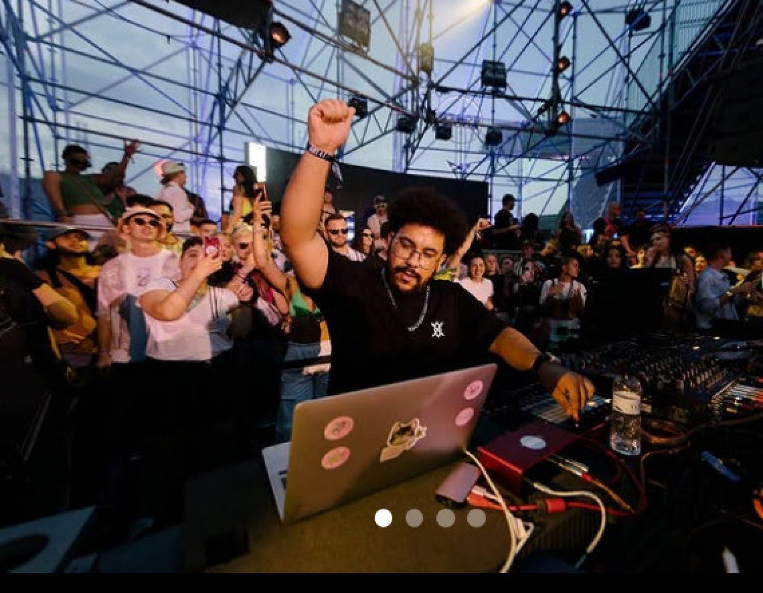 Vhoor, parceiro de A Baile, tem carreira internacional. Na foto, ele toca no Primavera Sound, em Barcelona DJ e produtor Vhoor no palco em Barcelona