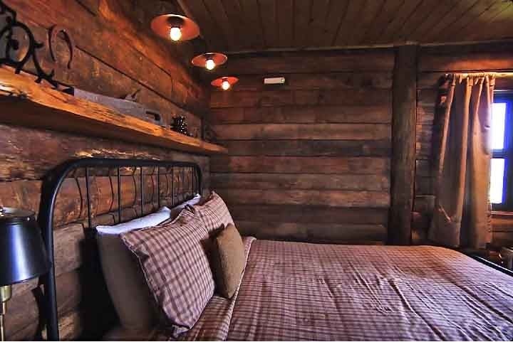 Estruturas comuns do "glamping" incluem tendas de luxo e cabanas de madeira totalmente equipadas, com cama confortável, banheiro privado e até aquecimento — ou, em alguns casos, ar condicionado.