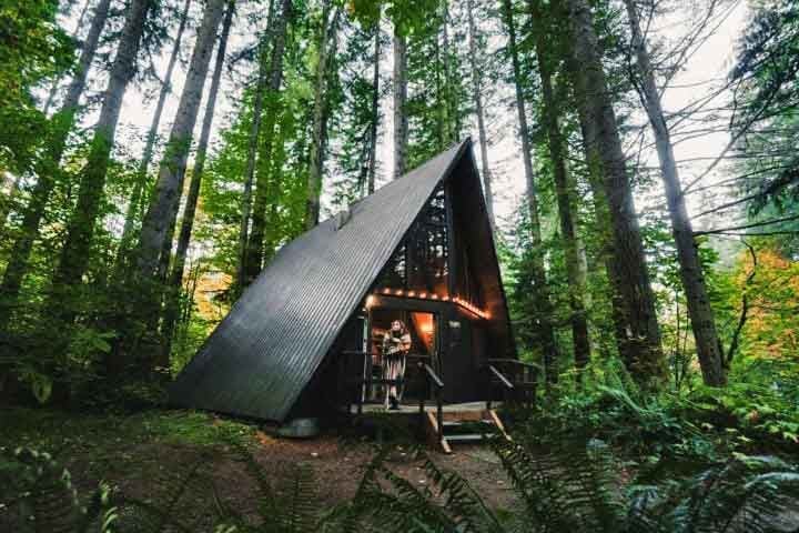 Cabana "A-frame": Um dos mais famosos é o estilo de cabana "A-frame" (ou Cabana em forma de A). Esse estilo de cabana tem um design icônico e prático, especialmente para regiões com neve, já que o formato inclinado evita o acúmulo no telhado. 