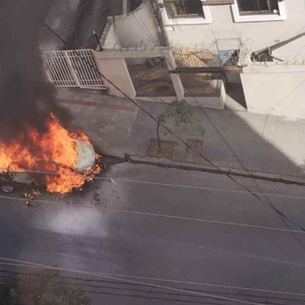 Vídeo: carro desligado pega fogo e interdita ruas de bairro em bh