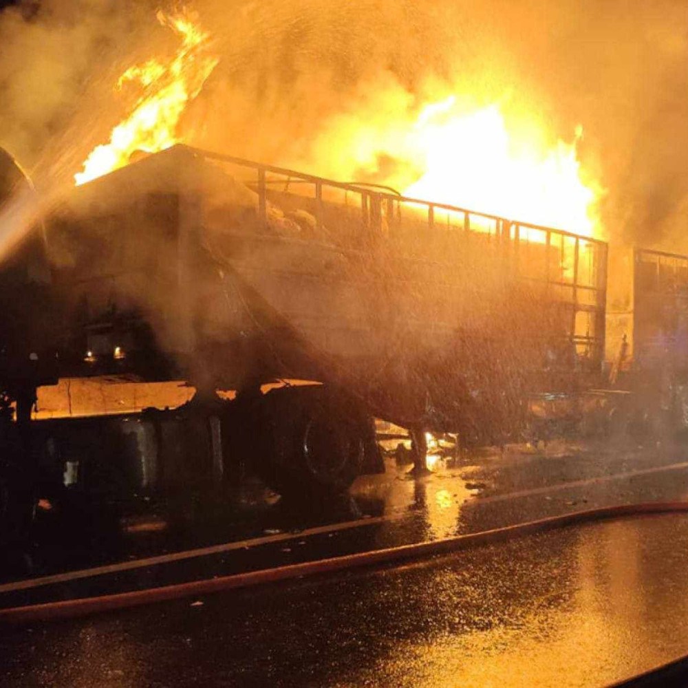 Bombeiros levam 11 horas para conter incêndio em carreta, na br-050