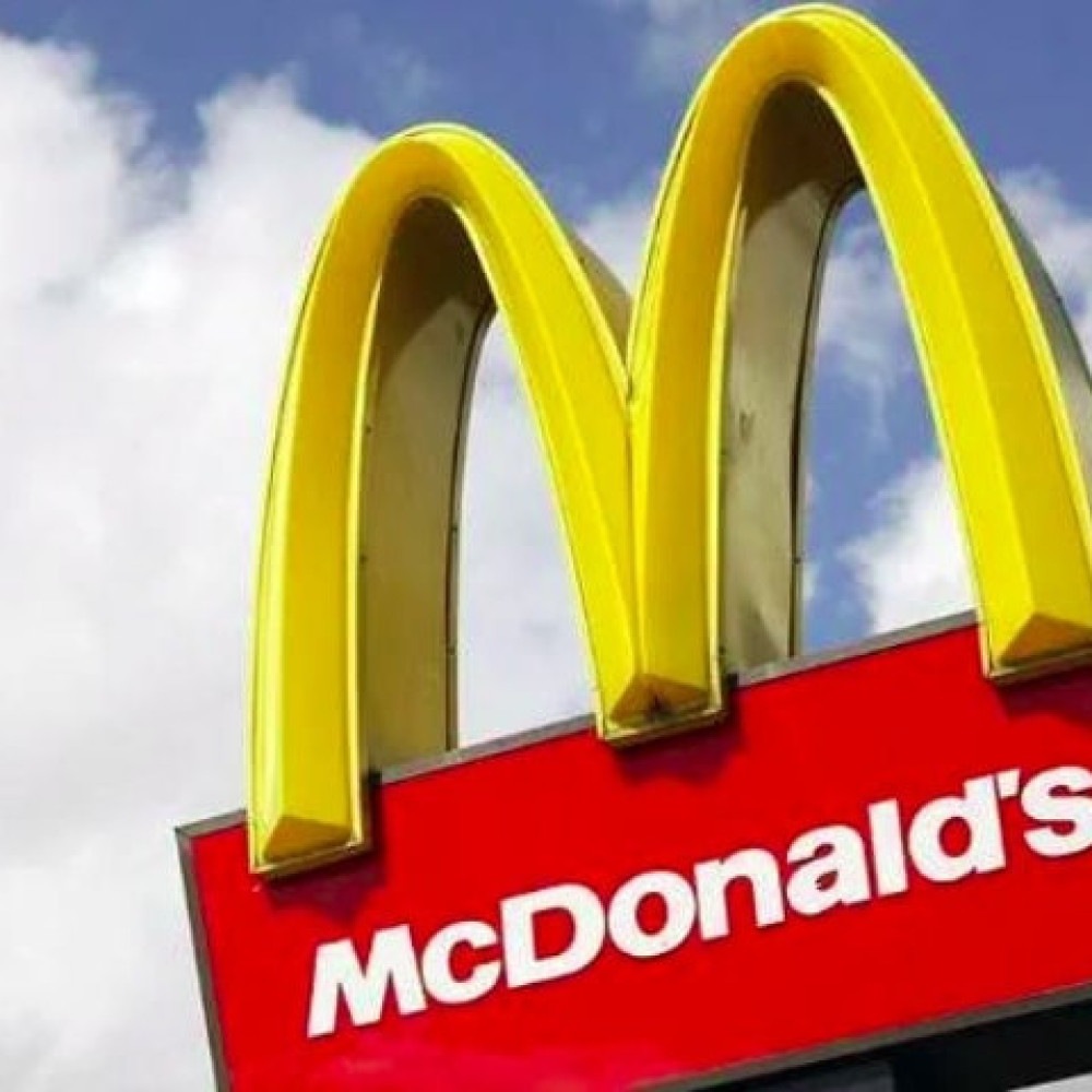 Era só o que faltava: cliente do mcdonald’s é atendida por funcionário que estava no banheiro