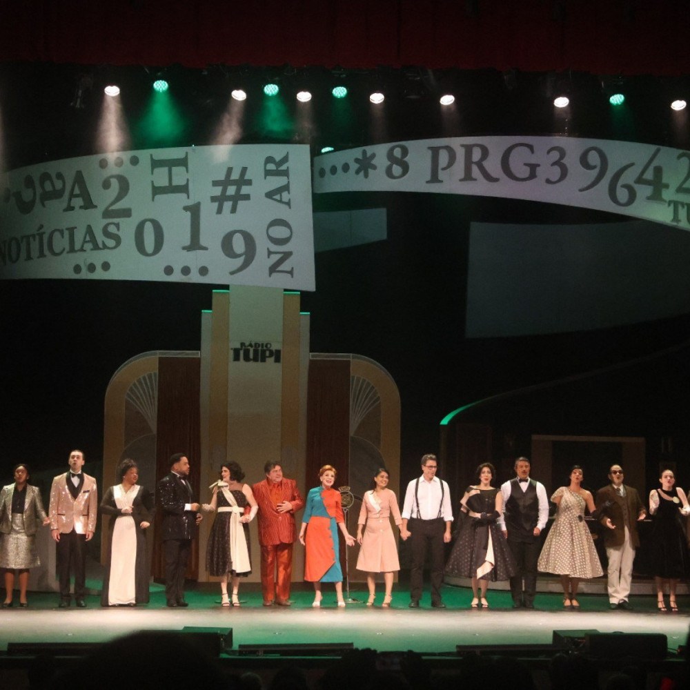 Plateia aplaude e canta na estreia de 'chatô & os diários associados' em bh