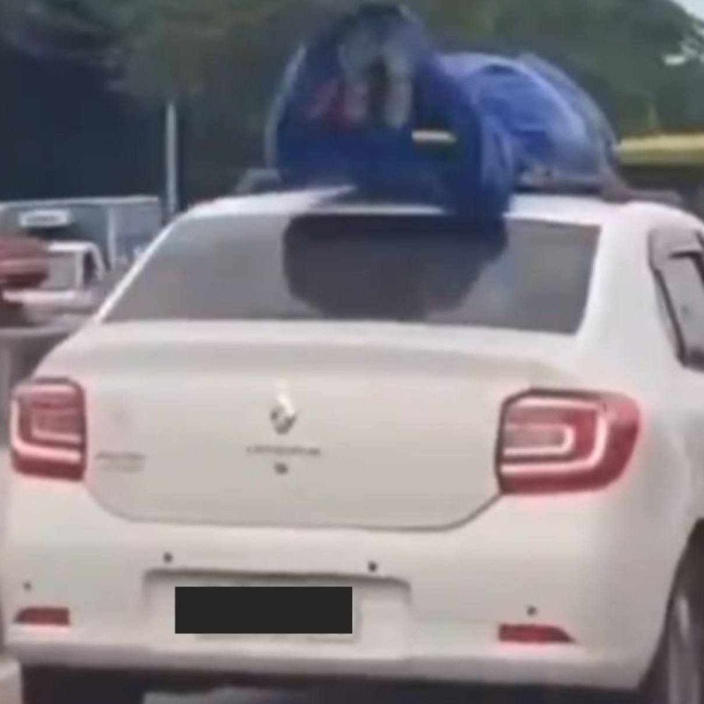 É real ou fake? Motorista flagra 'cadáver' transportado em teto de carro