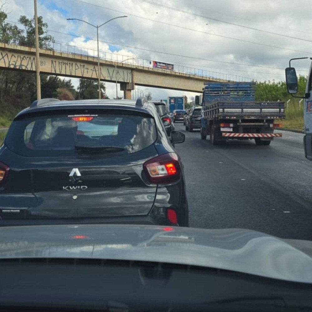 Motoristas enfrentam engarrafamento na br-356, próximo ao bh shopping