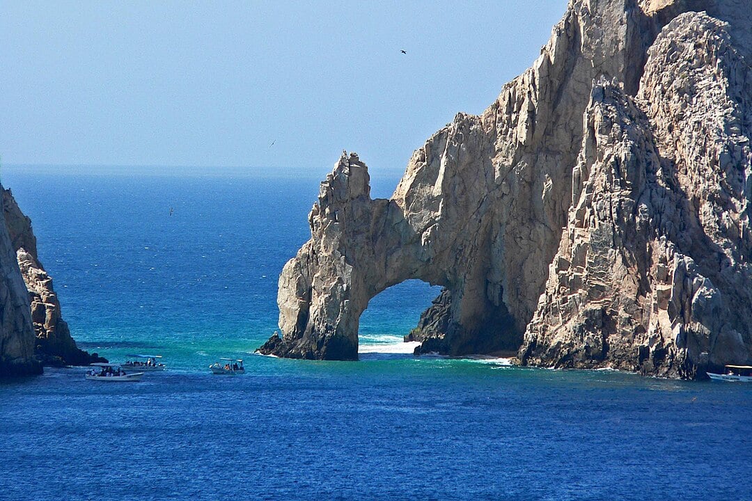 Curiosamente, existe uma formação rochosa que muitos consideram como uma espécie de "pórtico" que a própria natureza forneceu. Trata-se dos ARCOS DE LOS CABOS, no extremo sul do Cabo San Lucas, no México, na Península da Baixa California. Um símbolo turístico de Los Cabos. Representa a beleza das formações rochosas locais.
