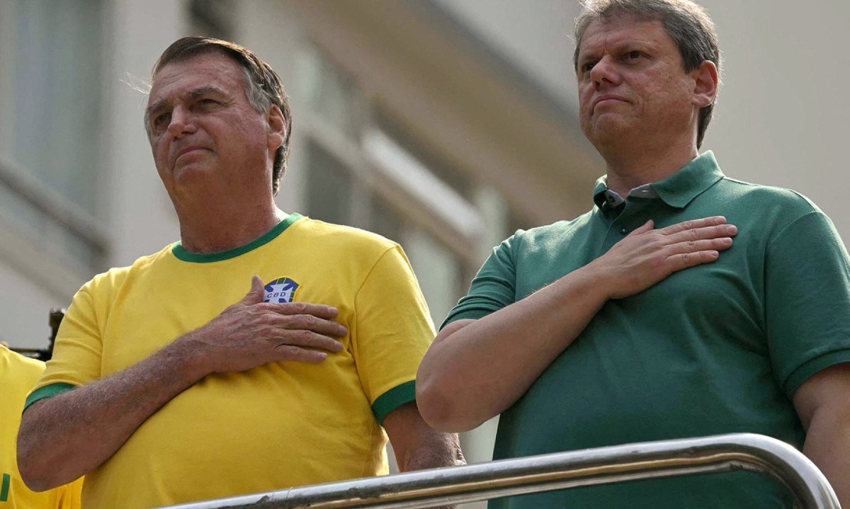 Bolsonaro ao lado de Tarcísio de Freitas: família do ex-presidente e o governador disputam cabeça da chapa presidencial do campo conservador - (crédito: Nelson Almeida/AFP) Bolsonaro ao lado de Tarcísio de Freitas: família do ex-presidente e o governador disputam cabeça da chapa presidencial do campo conservador - (crédito: Nelson Almeida/AFP)