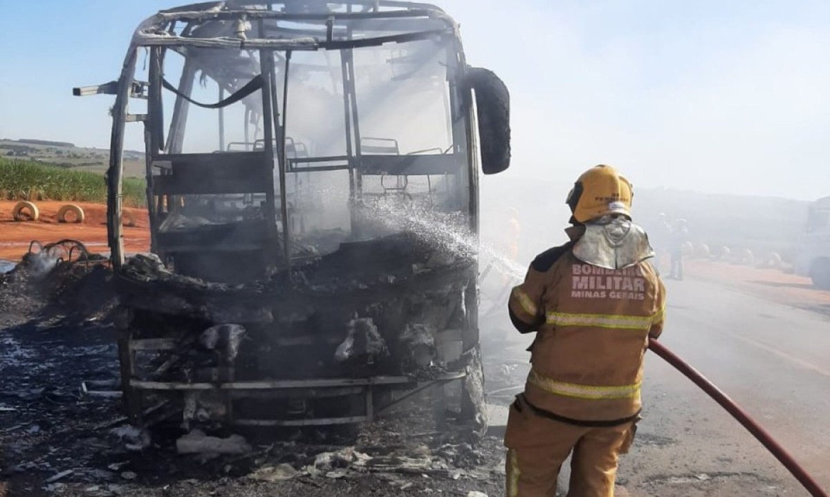 Militares gastaram aproximadamente 10 mil litros de água para combater as chamas -  (crédito: CMMB)