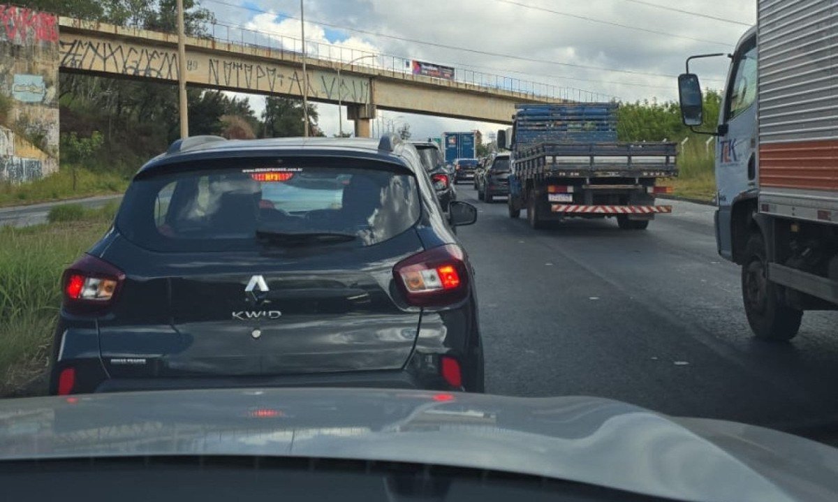 Motoristas reclamam de longa espera no engarrafamento -  (crédito: Redes sociais/reproduÃ§Ã£o)