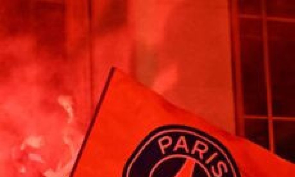 Torcedores do PSG vão à loucura em Paris e entram em confronto com polícia; veja vídeo -  (crédito: No Ataque Internacional)