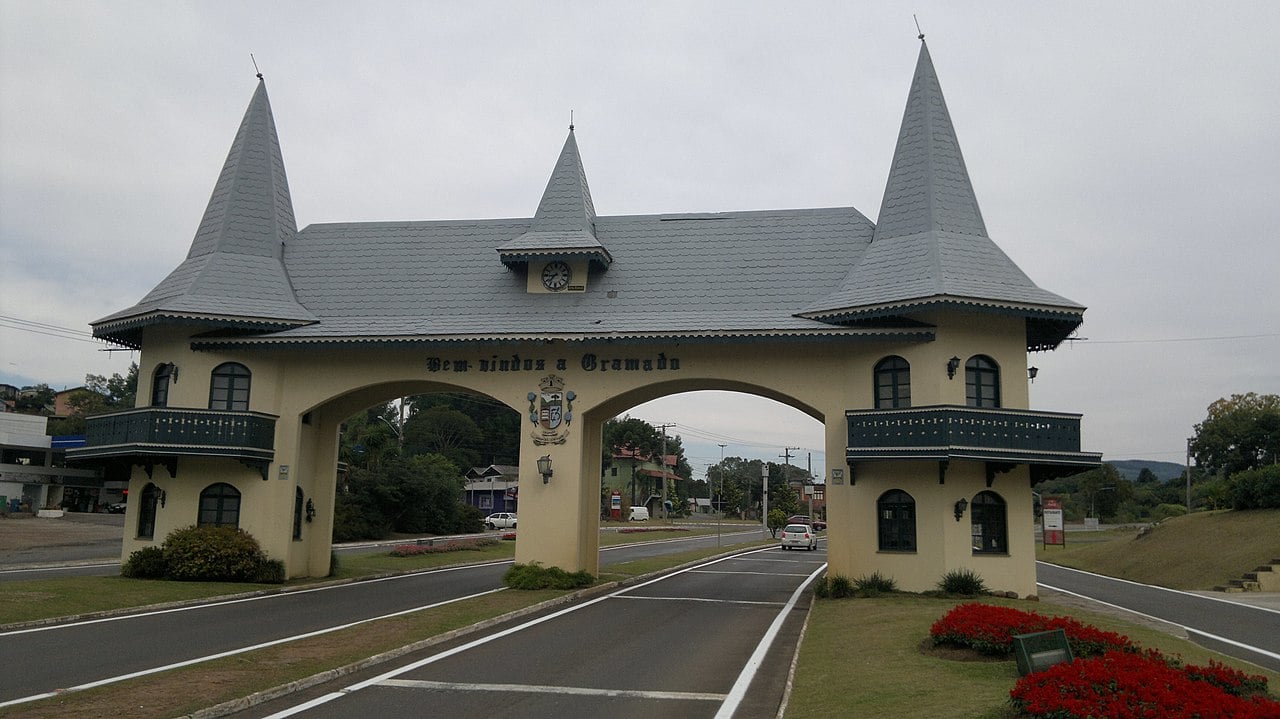 A cidade de Gramado, no Rio Grande do Sul, tem um belo pÃ³rtico que acaba valorizando ainda mais o municÃ­pio famoso pela arquitetura em estilo europeu e pelo Natal Luz, em que a iluminaÃ§Ã£o especial atrai turistas de vÃ¡rias partes do Brasil e atÃ© do exterior. 