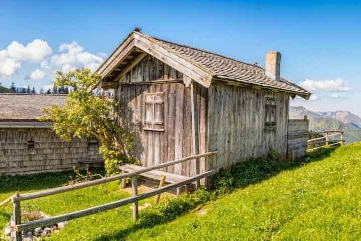 Cabana de Campo (ou Farmhouse Cabin): Inspirada em casas de fazenda, este estilo une o charme do campo com o conforto de uma cabana. A decoração costuma incluir objetos vintage, tecidos de algodão e móveis robustos.