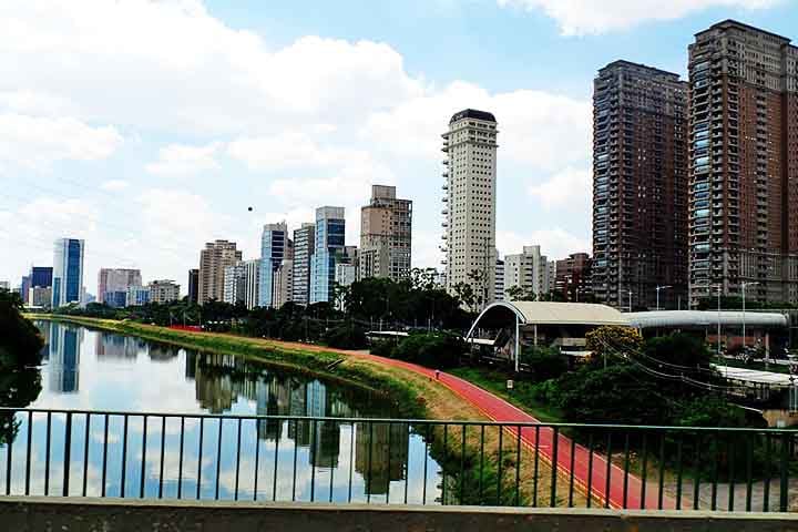 Sua localização estratégica é outro grande atrativo, proporcionando rápido o a importantes polos econômicos como a movimentada Avenida Faria Lima e outros centros corporativos da região. 