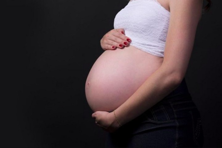 O corpo da mãe então reconhece as células sanguíneas do bebê como uma ameaça e cria anticorpos para atacá-las.