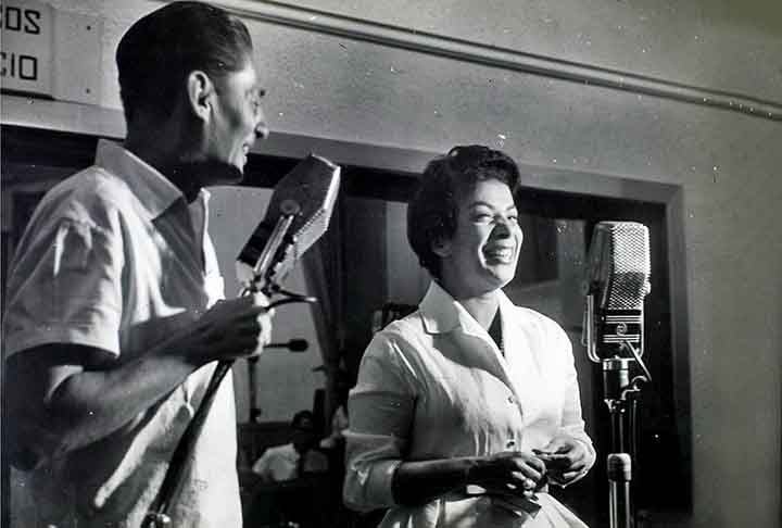 Cantores como Francisco Alves, Orlando Silva, Ataulfo Alves, Marlene, Emilinha Barbosa, Cauby Peixoto, Elizeth Cardoso(foto)  e  Ã?ngela Maria brilharam nas transmissÃµes do palco da RÃ¡dio Nacional acompanhados de orquestras e se tornaram fenÃŽmenos de popularidade Ã  Ã©poca.
