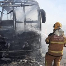 Ônibus de viagem é destruído em incêndio em rodovia no interior de MG - CMMB