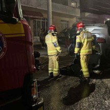 Carro bate, capota, pega fogo e motorista foge em avenida de Barbacena - CBMMG