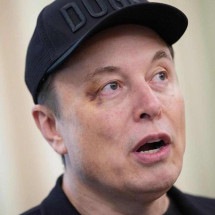 Musk explica olho roxo: 'me deu um soco na cara' - AFP