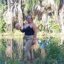 Agricultora Zenita Lopes retira da vereda preservada em seu terreno, na localidade de Paracatu, o buriti que é transformado em doce -  (crédito: Luiz Ribeiro/EM/D.A Press)
