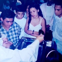 Leda Juliana observa o batizado da filha, QUE FOI REALIZADO pelo padre 
Bernardino. Quatro anos depois, o abuso aconteceria, ela denunciou -  (crédito:  ARQUIVO PESSOAL)