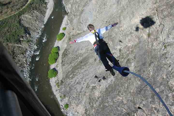 Nevis Highwire Bungy, Nova Zelândia: A 134 metros do chão sobre as agitadas águas do rio Nevis, no sul do país, é o bungee-jumping mais alto da Nova Zelândia. Uma queda livre de oito segundos, com vista sobre o vale do Nevis.
