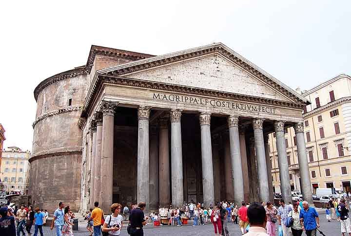 PÓRTICO DO PANTEÃO - ROMA, ITÁLIA - Encomendado durante o reinado do imperador Augusto (27 a.C.–14 d.C.), o panteão - que era a mais antiga igreja de Roma - tem um pórtico de grandes colunas coríntias de granito:  oito na primeira fila e oito na segunda.