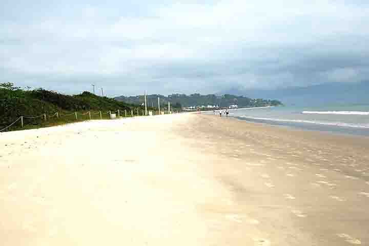 O valor dos imÃ³veis cresce por causa da boa infraestrutura do bairro, que conta com casas de alto padrÃ£o, praias, alÃ©m de Ã¡reas de lazer, lojas e restaurantes refinados.