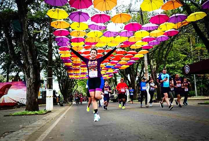 A cidade promove a Corrida do Rei, ou seja, uma prova de pedestrianismo que a pelos principais pontos turÃ­sticos. A festa continua com apresentaÃ§Ãµes em frente ao Moinho dos Povos Unidos, ponto de partida e chegada da corrida.