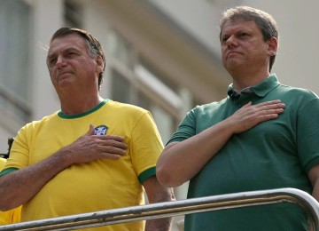 Bolsonaro ao lado de Tarcísio de Freitas: família do ex-presidente e o governador disputam cabeça da chapa presidencial do campo conservador -  (crédito: Nelson Almeida/AFP)
