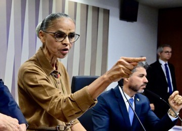  Handout picture released by the Brazilian Senate showing Brazil's Minister of the Environment Marina Silva (L) pointing next to Senator Marcos Rogério, president of the Federal Senate's Infrastructure Committee, during a committee session at the Senate in Brasilia on May 27, 2025. Brazilian environment minister Marina Silva leaves a Senate committee after an argument with legislators who questioned her over an Amazonian road whose construction is stopped for environmental reasons. (Photo by Geraldo Magela / BRAZILIAN SENATE PRESS OFFICE / AFP) / RESTRICTED TO EDITORIAL USE - MANDATORY CREDIT 