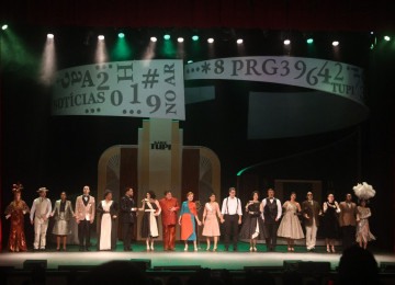 Musical 'Chatô e os Diários Associados - 100 anos de paixão' foi recebido com aplausos em Belo Horizonte neste sábado (31/5) -  (crédito: Marcos Vieira/EM/D.A Press)