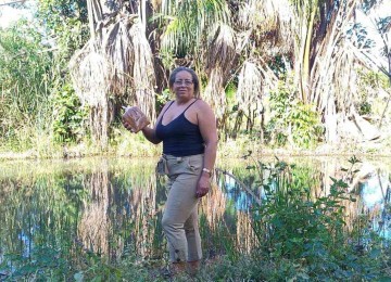 Agricultora Zenita Lopes retira da vereda preservada em seu terreno, na localidade de Paracatu, o buriti que é transformado em doce -  (crédito: Luiz Ribeiro/EM/D.A Press)