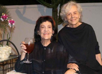 Sônia Pinto, que comemorou aniversário em seu ateliê na Vila Paris, com a estilista Maria Luisa -  (crédito: Thiago Pinto/Divulgação)