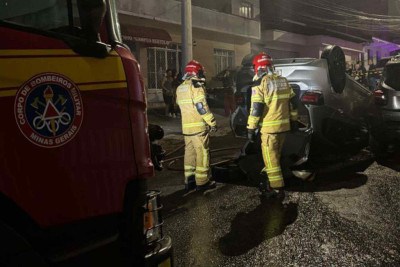 Bombeiros extinguiram as chamas do carro que capotou. Motorista fugiu sem prestar qualquer auxílio ou explicação -  (crédito: CBMMG)