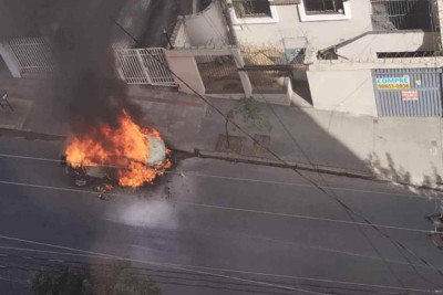 Carro foi destruído pelas chamas e ruas precisaram ser interditadas para o trabalho dos bombeiros -  (crédito: CMMG)