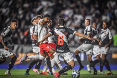 O Vasco perdeu por 2 a 0 para o Red Bull Bragantino na noite deste sábado (31), em São Januário, pela 11ª rodada do Campeonato Brasileiro. Veja como o Jogada10 avaliou o desempenho dos cruz-maltinos. Foto: Ari Ferreira/Red Bull Bragantino -  (crédito:  Ari Ferreira/Red Bull Bragantino)