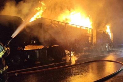 Incêndio na carga de plásticos sólidos demandou 11 horas de combates, interditando parte da BR-050 -  (crédito: CBMMG)