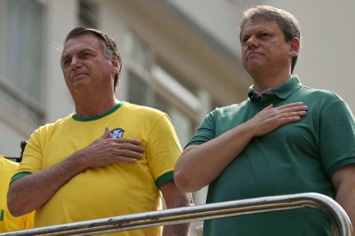 Bolsonaro ao lado de Tarcísio de Freitas: família do ex-presidente e o governador disputam cabeça da chapa presidencial do campo conservador -  (crédito: Nelson Almeida/AFP)