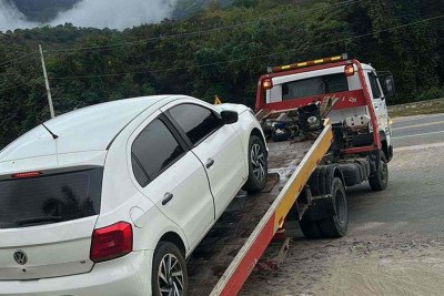 Carro e celular do motorista foram apreendidos -  (crédito: PMMG)
