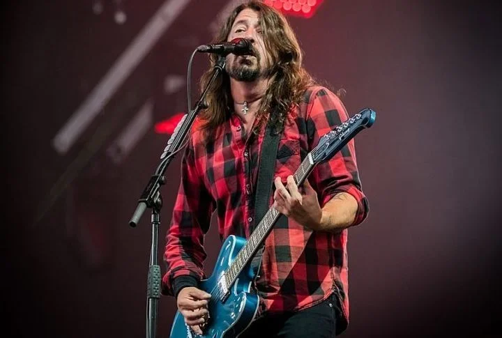 Lenda do rock, Dave Grohl completou 56 anos em 14 de janeiro de 2025. Com carreira grandiosa, em que foi baterista do Nirvana, além de fundador, vocalista e guitarrista do Foo Fighters, o artista é conhecido por sua versatilidade no palco e carisma. 
 -  (crédito: wikimedia commons 	Andreas Lawen, Fotandi)