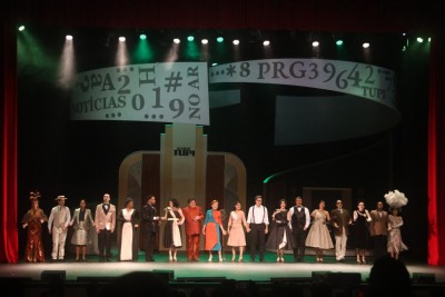 Musical 'Chatô e os Diários Associados - 100 anos de paixão' foi recebido com aplausos em Belo Horizonte neste sábado (31/5) -  (crédito: Marcos Vieira/EM/D.A Press)