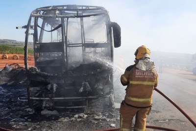 Militares gastaram aproximadamente 10 mil litros de água para combater as chamas -  (crédito: CMMB)