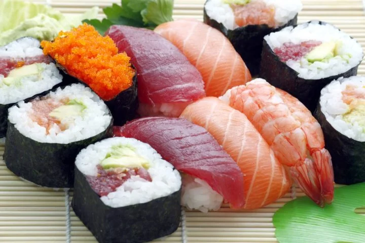 O atum rabilho, peixe bastante utilizado em sushi e sashimi, ficou na iminência de ser extinto em 2010. Mas a introdução de medidas para a pesca sustentável e o combate à atividade ilegal fez a população da espécie voltar a crescer nos últimos anos.

 -  (crédito: Imagem de Design n Print por Pixabay )