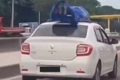 Víde mostra algo semelhante a um corpo humano sendo levado por uma carro -  (crédito: Reprodução / redes sociais)